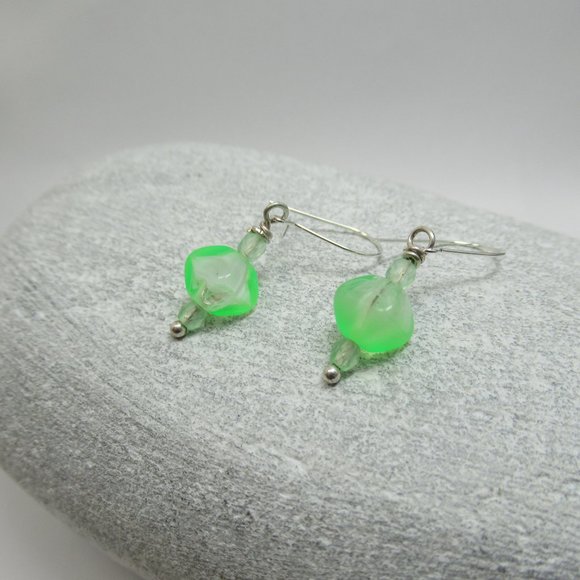 Uranium glass bead earrings - Picture 5 of 10